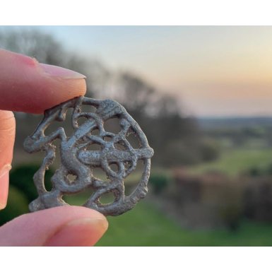 Urnesfibula i slv. Middelalder.