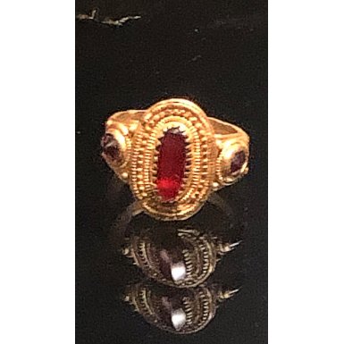 Detektorfundet guldring med delsten