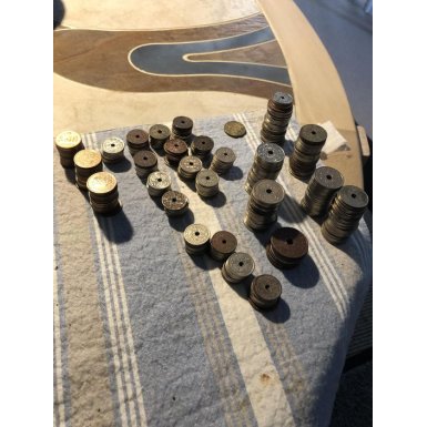 Mnter fundet p stranden med metaldetektor. Johnny har doneret dem til Tyrkiets jordsklvsofre